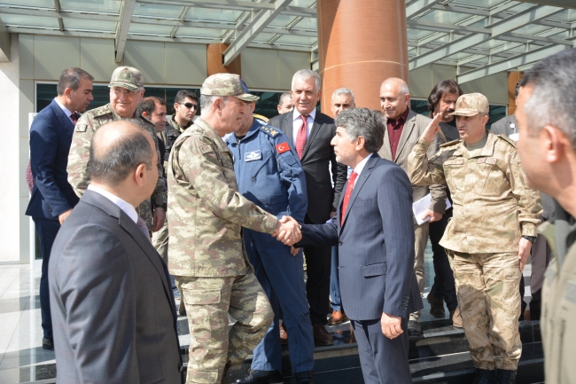 Genelkurmay Başkanı Akar yaralı askerleri ziyaret etti